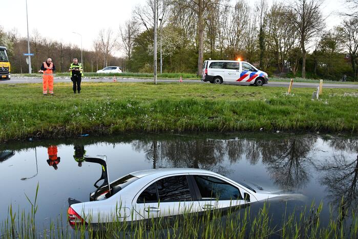 Auto rijdt diepe sloot in