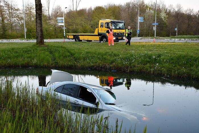 Auto rijdt diepe sloot in