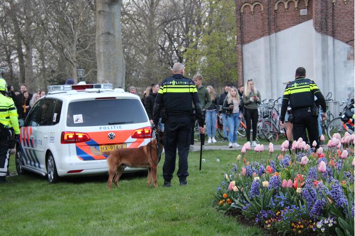 Jongeren keren zich tegen politie in Prinsentuin