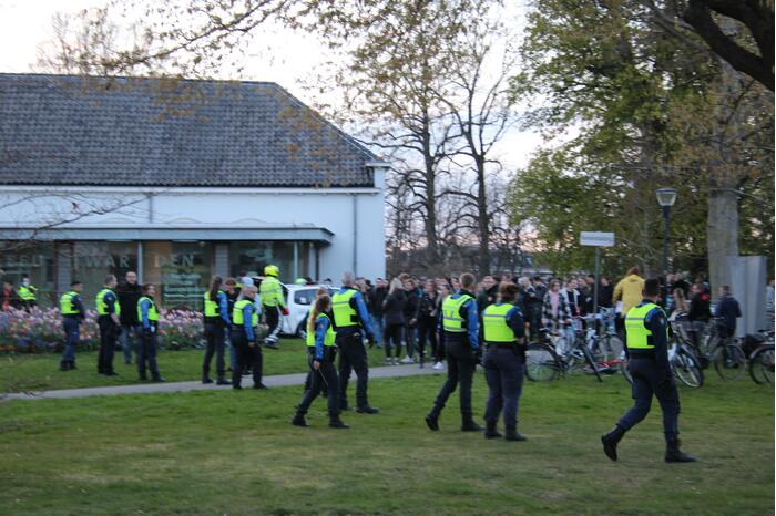 Jongeren keren zich tegen politie in Prinsentuin
