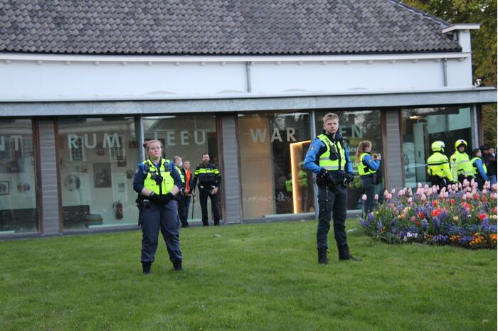 Jongeren keren zich tegen politie in Prinsentuin