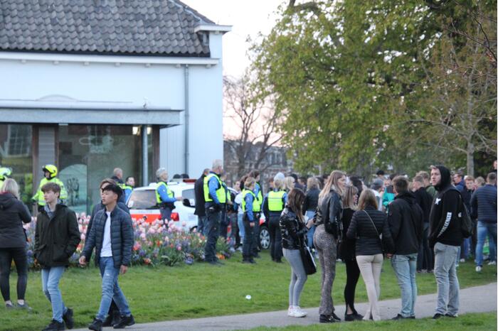 Jongeren keren zich tegen politie in Prinsentuin