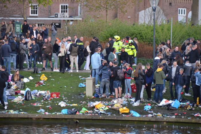 Jongeren keren zich tegen politie in Prinsentuin