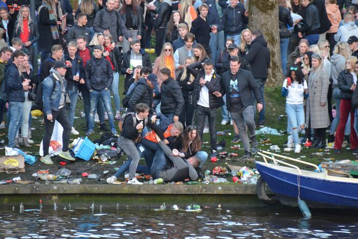 Jongeren keren zich tegen politie in Prinsentuin