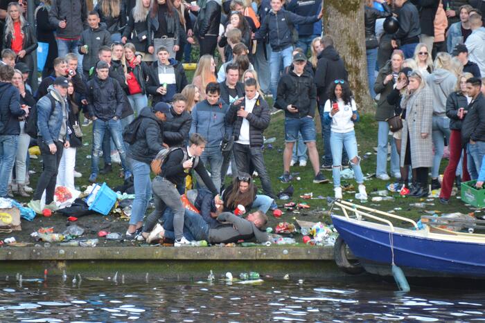 Jongeren keren zich tegen politie in Prinsentuin