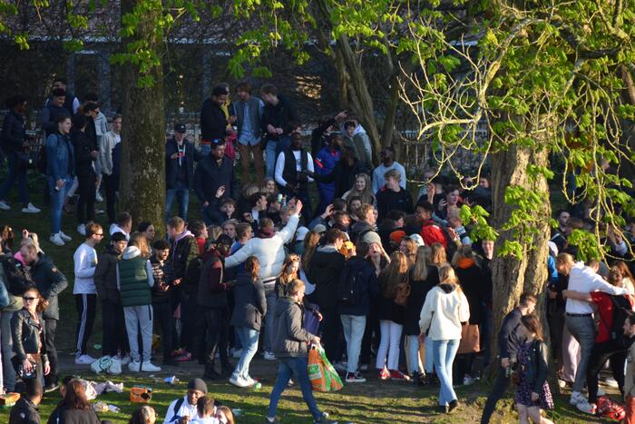 Jongeren keren zich tegen politie in Prinsentuin