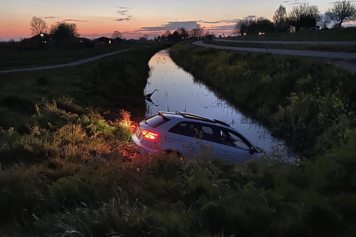 Personenauto belandt in sloot