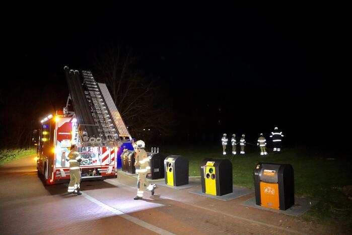 #Leusden Brandweer blust in brand gevlogen vuurwerkpotten Havezathelaan Leusden.