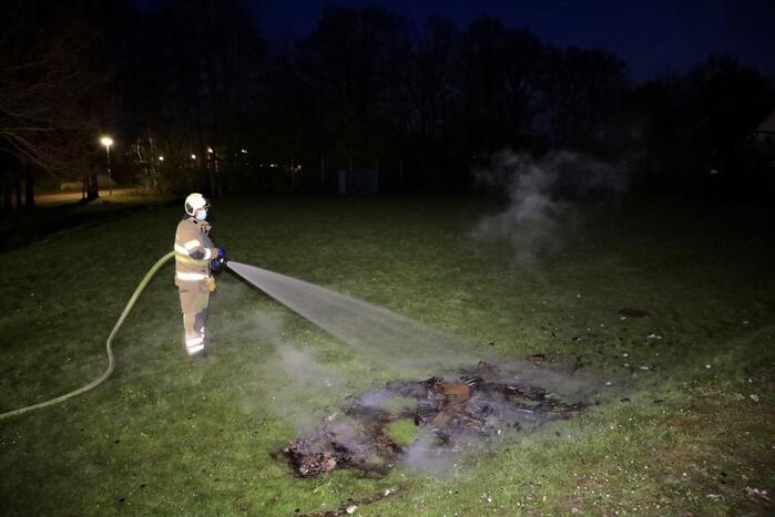 Brandweer blust in brand gevlogen vuurwerkpotten