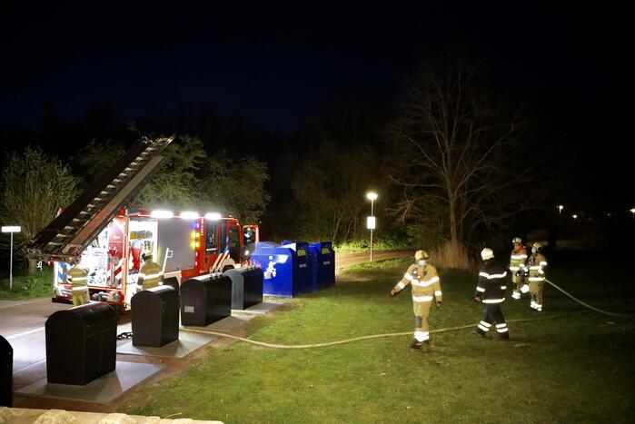 Brandweer blust in brand gevlogen vuurwerkpotten