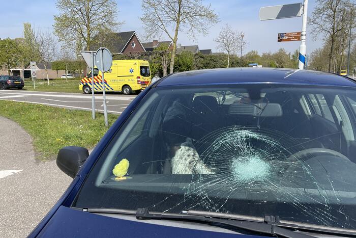 Overstekende e-bikester aangereden door automobiliste