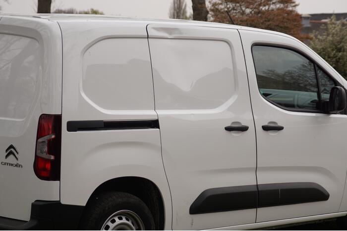 E-bikester en bestelbus met elkaar in botsing