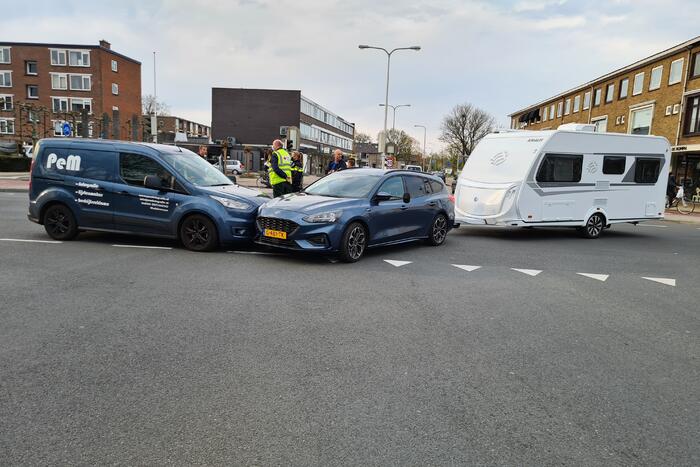 Personenauto met caravan in botsing met bestelbus