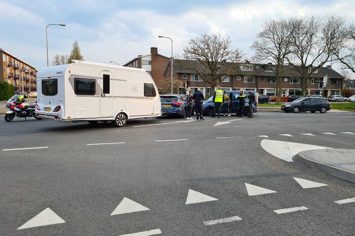 Personenauto met caravan in botsing met bestelbus