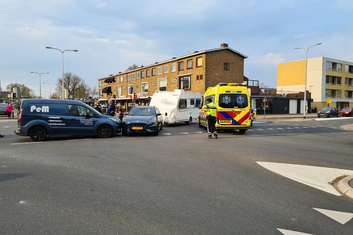 Personenauto met caravan in botsing met bestelbus