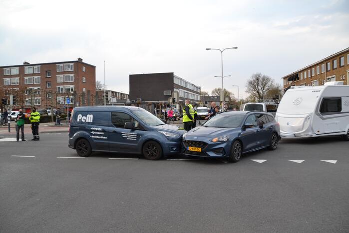 Personenauto met caravan in botsing met bestelbus