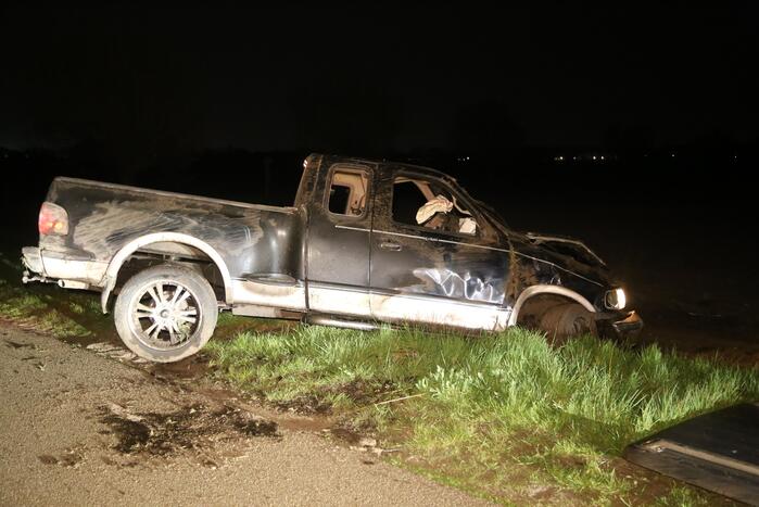 Pick-up truck raakt van de weg