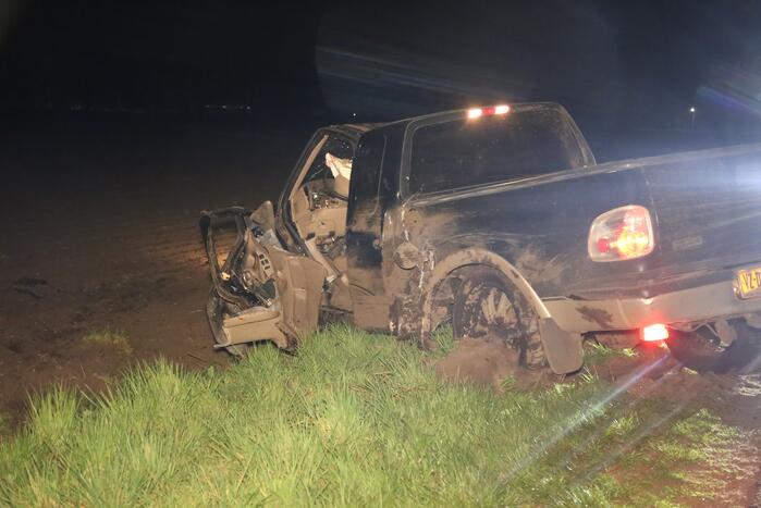 Pick-up truck raakt van de weg