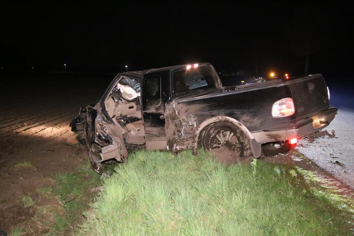 Pick-up truck raakt van de weg