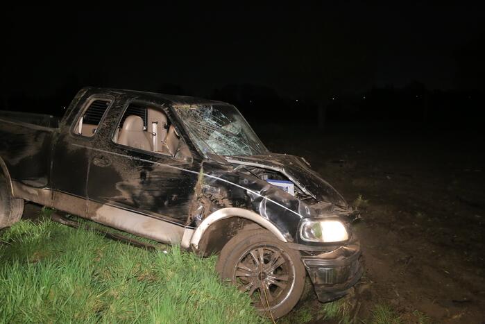 Pick-up truck raakt van de weg