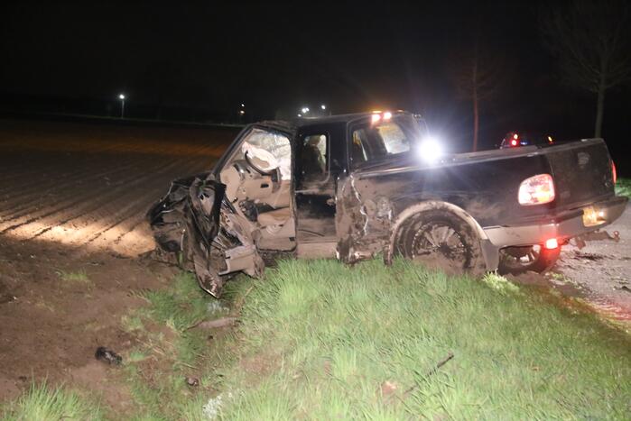 Pick-up truck raakt van de weg