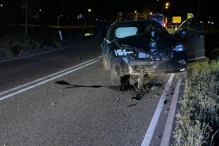 Automobilist rijdt lantaarnpaal uit de grond