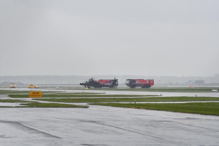 Apache-helikopter geland na noodsituatie