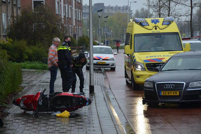 Automobilist ramt scooter na verlaten parkeervak