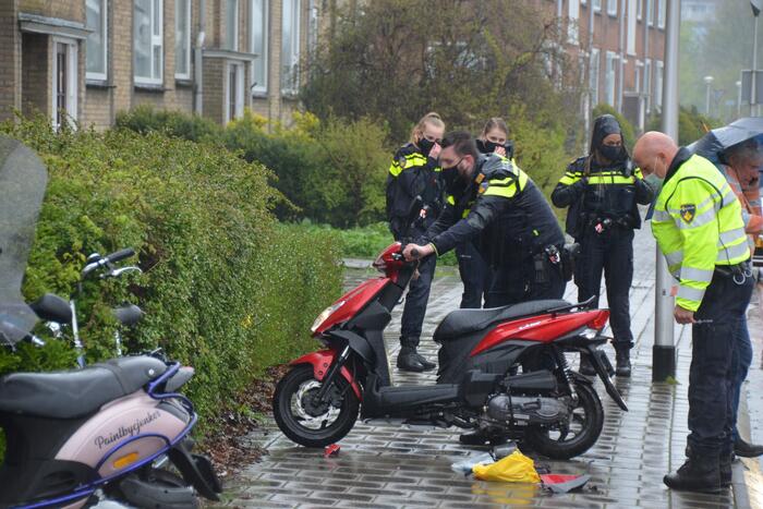 Automobilist ramt scooter na verlaten parkeervak
