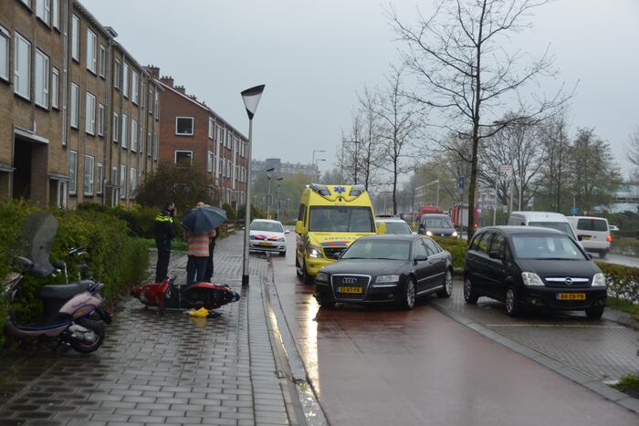 Automobilist ramt scooter na verlaten parkeervak