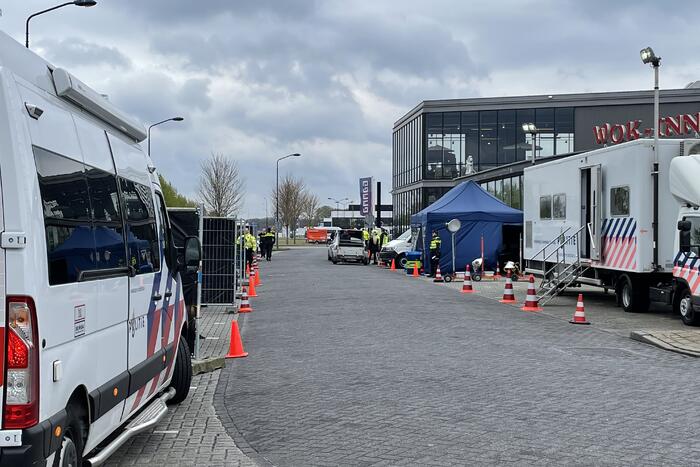 Grote politiecontrole op parkeerplaats