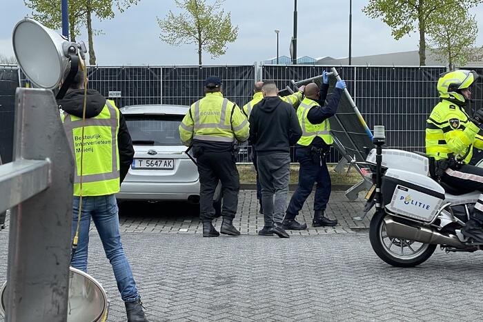 Grote politiecontrole op parkeerplaats