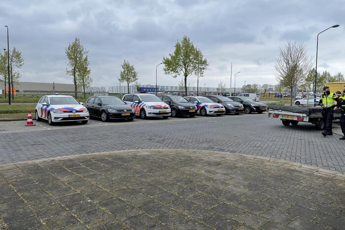 Grote politiecontrole op parkeerplaats