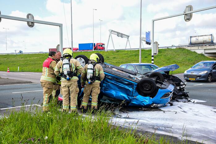 Auto slaat over de kop bij aanrijding