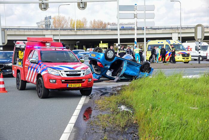 Auto slaat over de kop bij aanrijding