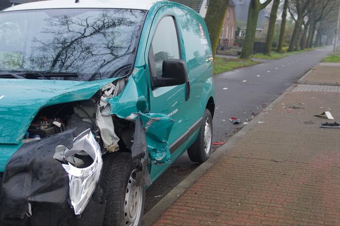 Gewonde en veel schade bij kop-staart botsing