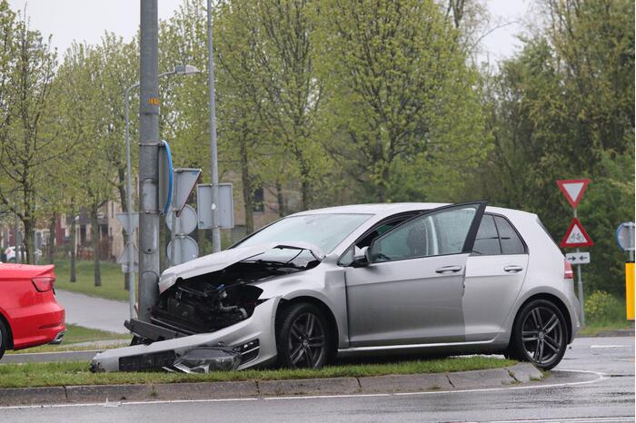 Auto knalt op lantaarnpaal bij verkeersongeval