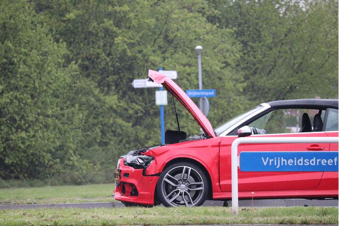 Auto knalt op lantaarnpaal bij verkeersongeval