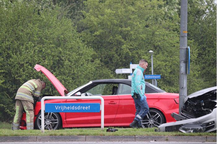 Auto knalt op lantaarnpaal bij verkeersongeval