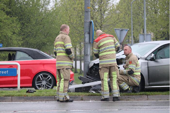 Auto knalt op lantaarnpaal bij verkeersongeval