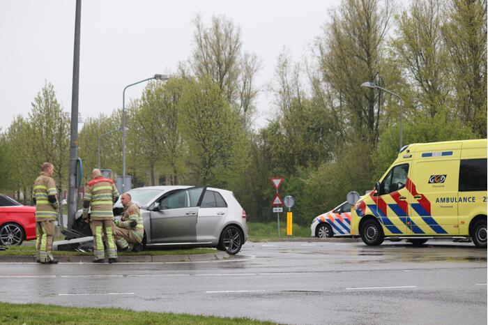 Auto knalt op lantaarnpaal bij verkeersongeval