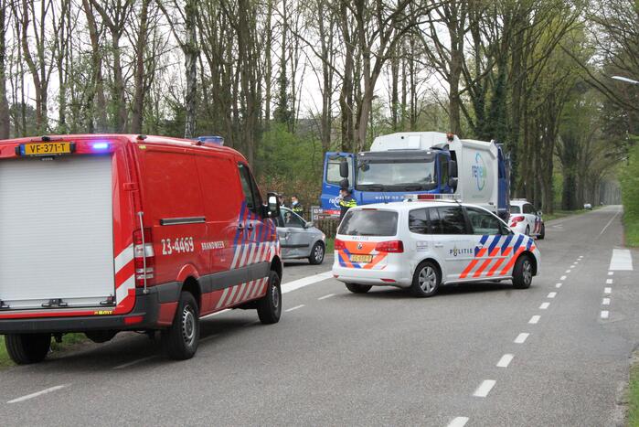 Vuilniswagen en personenauto botsen op kruising