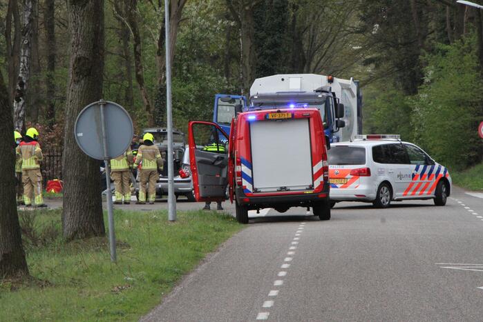 Vuilniswagen en personenauto botsen op kruising