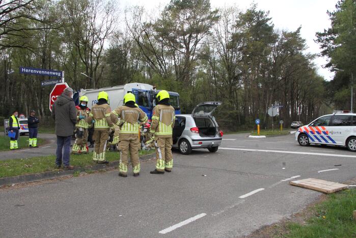 Vuilniswagen en personenauto botsen op kruising