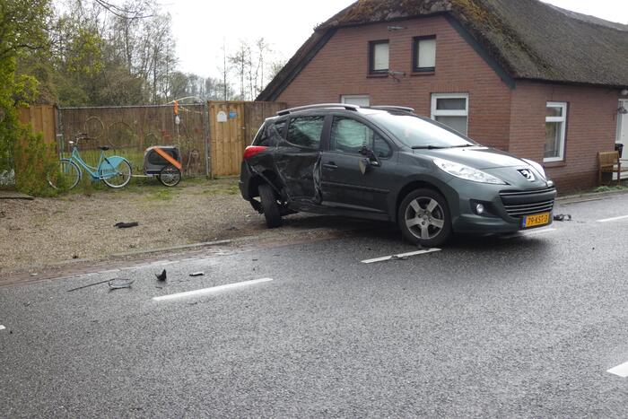 Veel schade bij botsing tussen auto en bestelbus