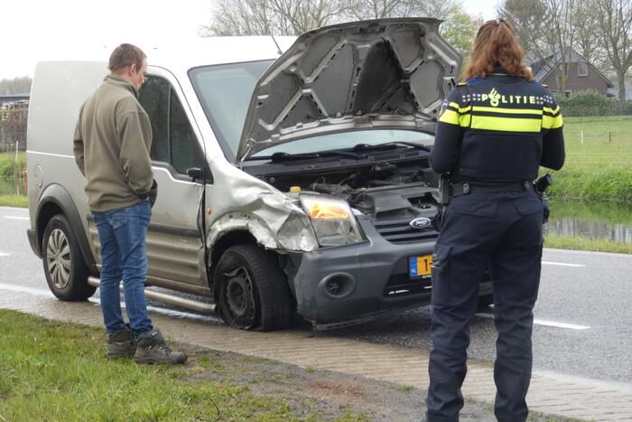 Veel schade bij botsing tussen auto en bestelbus