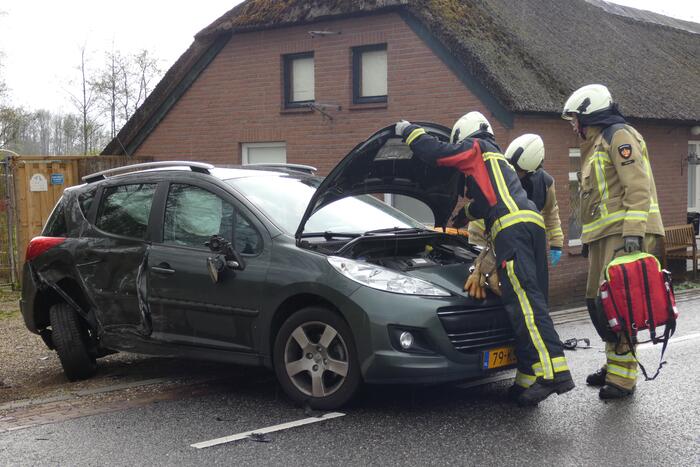 Veel schade bij botsing tussen auto en bestelbus