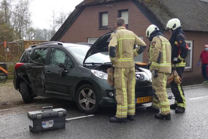 Veel schade bij botsing tussen auto en bestelbus