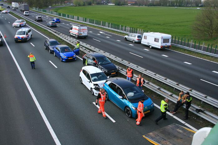 Snelweg afgesloten na verkeersongeval met meerdere voertuigen