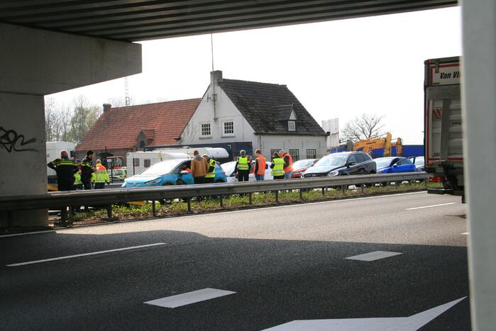 Snelweg afgesloten na verkeersongeval met meerdere voertuigen